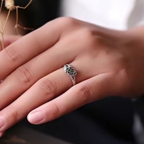 NWT 🌹 SILVER-PLATED OVER ECO-FRIENDLY SILVER ALLOY ROSE RING Size Women’s 6 7 8 - Picture 2 of 8